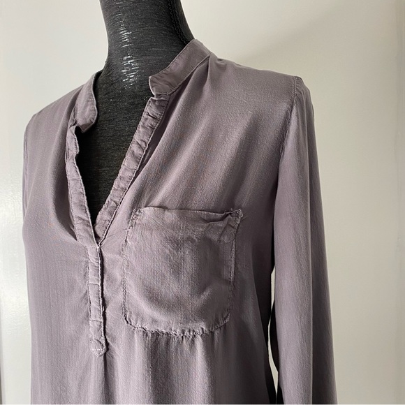 Bella Dahl Grey V-Neck Pocket Popover Blouse - Picture 2 of 11